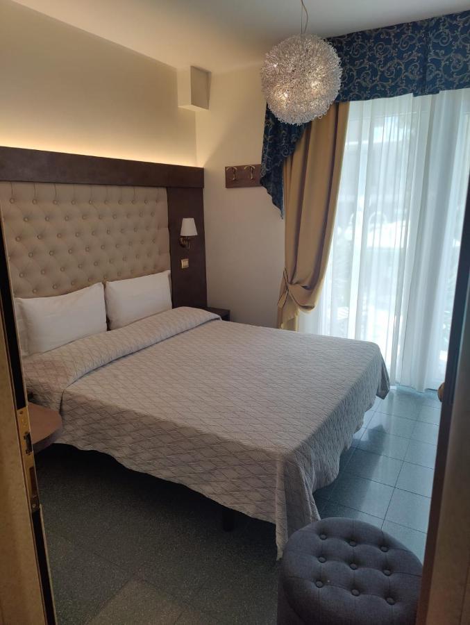 Hotel Ambassador Rimini Esterno foto
